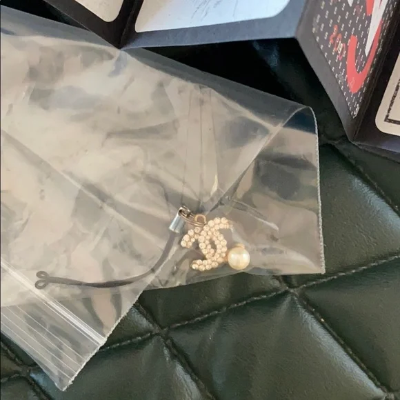 AUTHENTIC Chanel Caviar Quilted Medallion Tote 👜 - Picture 4 of 5